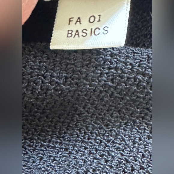 St. John Basics Black Santana Knit Pencil Skirt Size 10 – Classic Minimalist - Picture 8 of 8